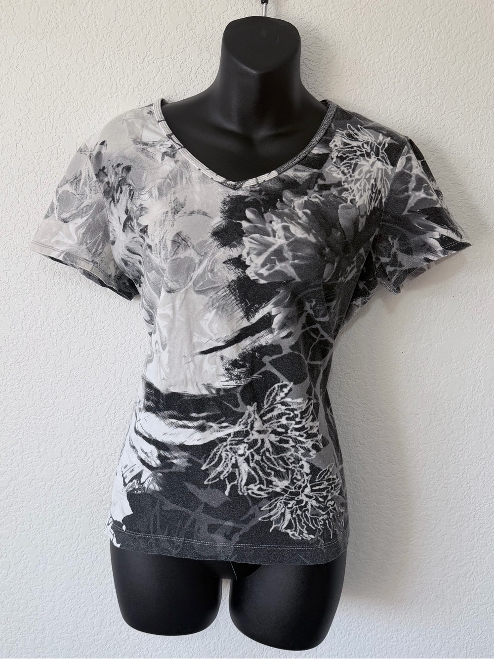 Y2K Grunge Abstract Floral Chicos V-Neck Tee